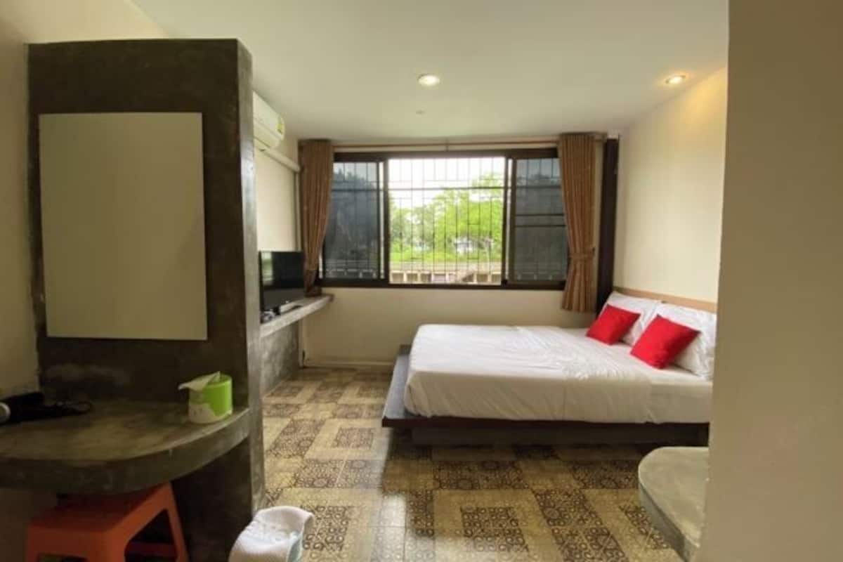 Skrivebord, lydisolert, wi-fi (inkludert) og sengetøy