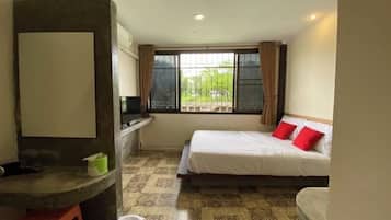 Desk, soundproofing, free WiFi, bed sheets