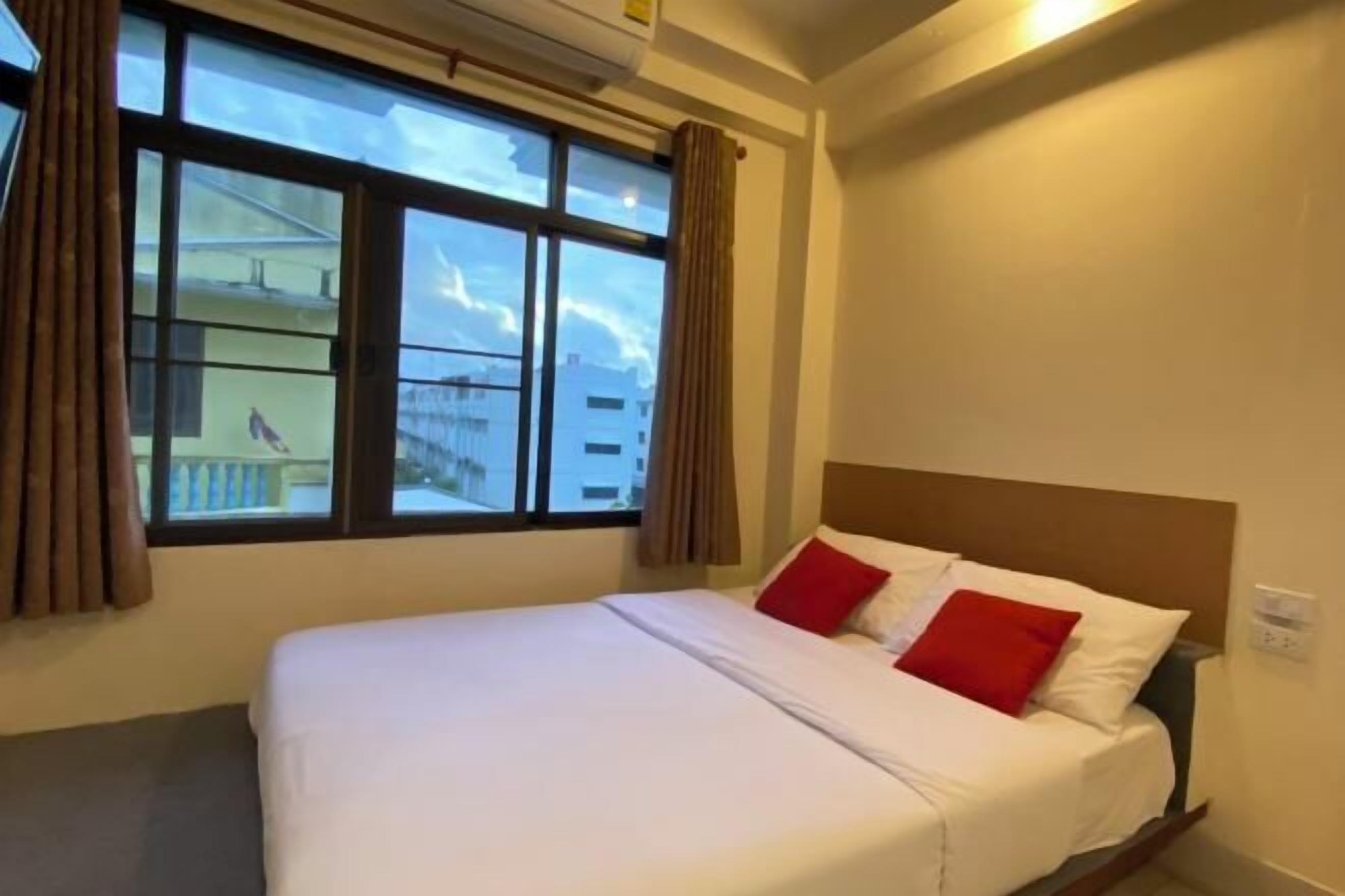 Desk, soundproofing, free WiFi, bed sheets