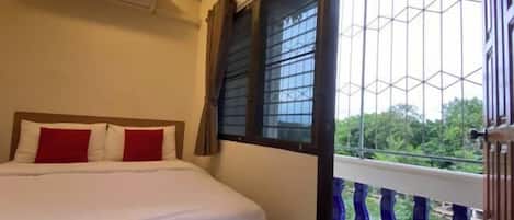 Desk, soundproofing, free WiFi, bed sheets