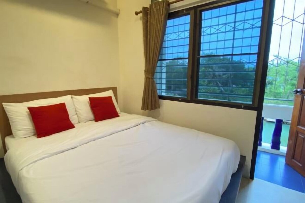 Desk, soundproofing, WiFi (free), bed sheets