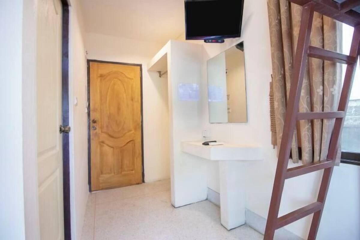 Desk, soundproofing, WiFi (free), bed sheets