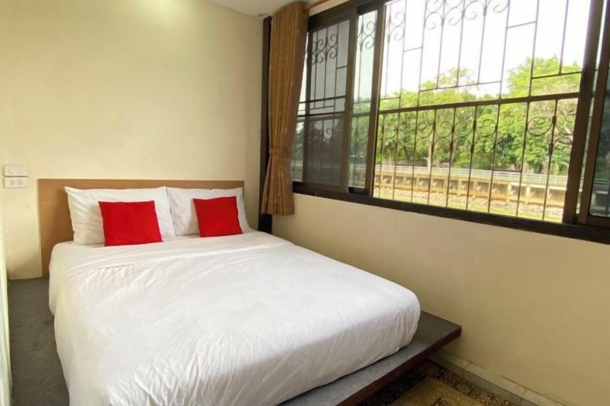 Desk, soundproofing, free WiFi, bed sheets