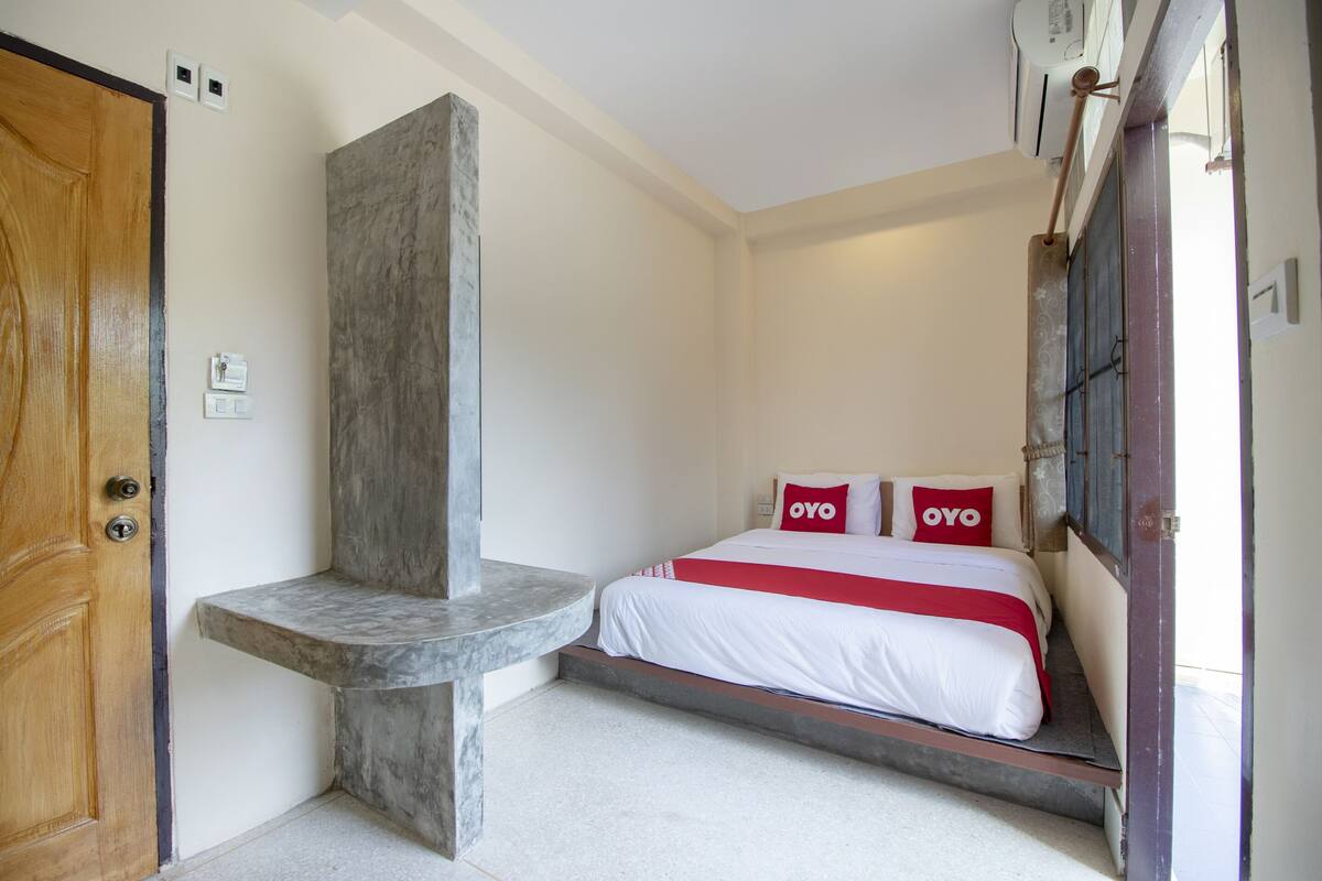 Desk, soundproofing, WiFi (free), bed sheets