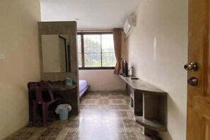 Desk, soundproofing, free WiFi, bed sheets - Laluna River House (Chanthaburi)