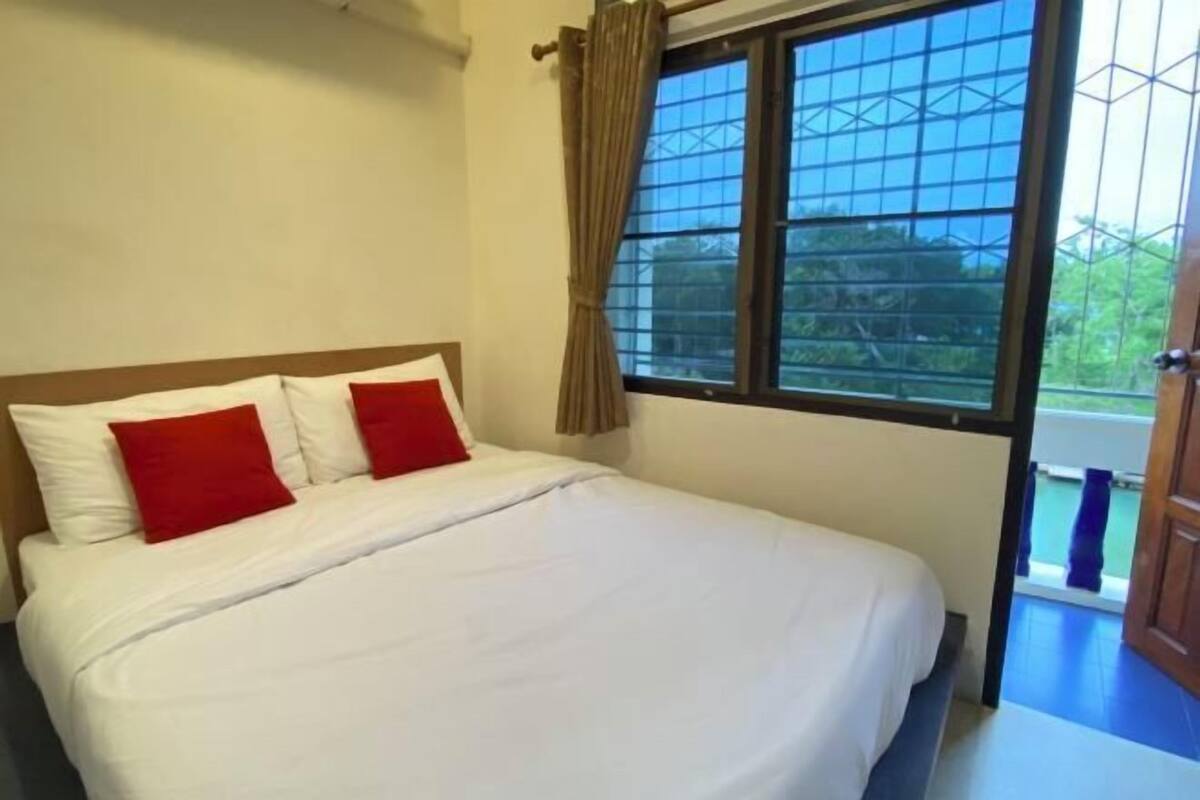 Desk, soundproofing, WiFi (free), bed sheets