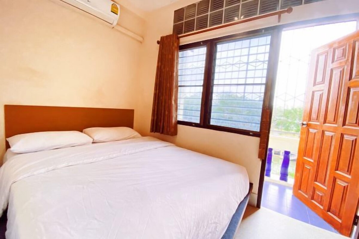 Desk, soundproofing, free WiFi, bed sheets
