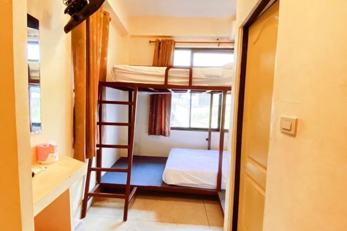 Desk, soundproofing, WiFi (free), bed sheets