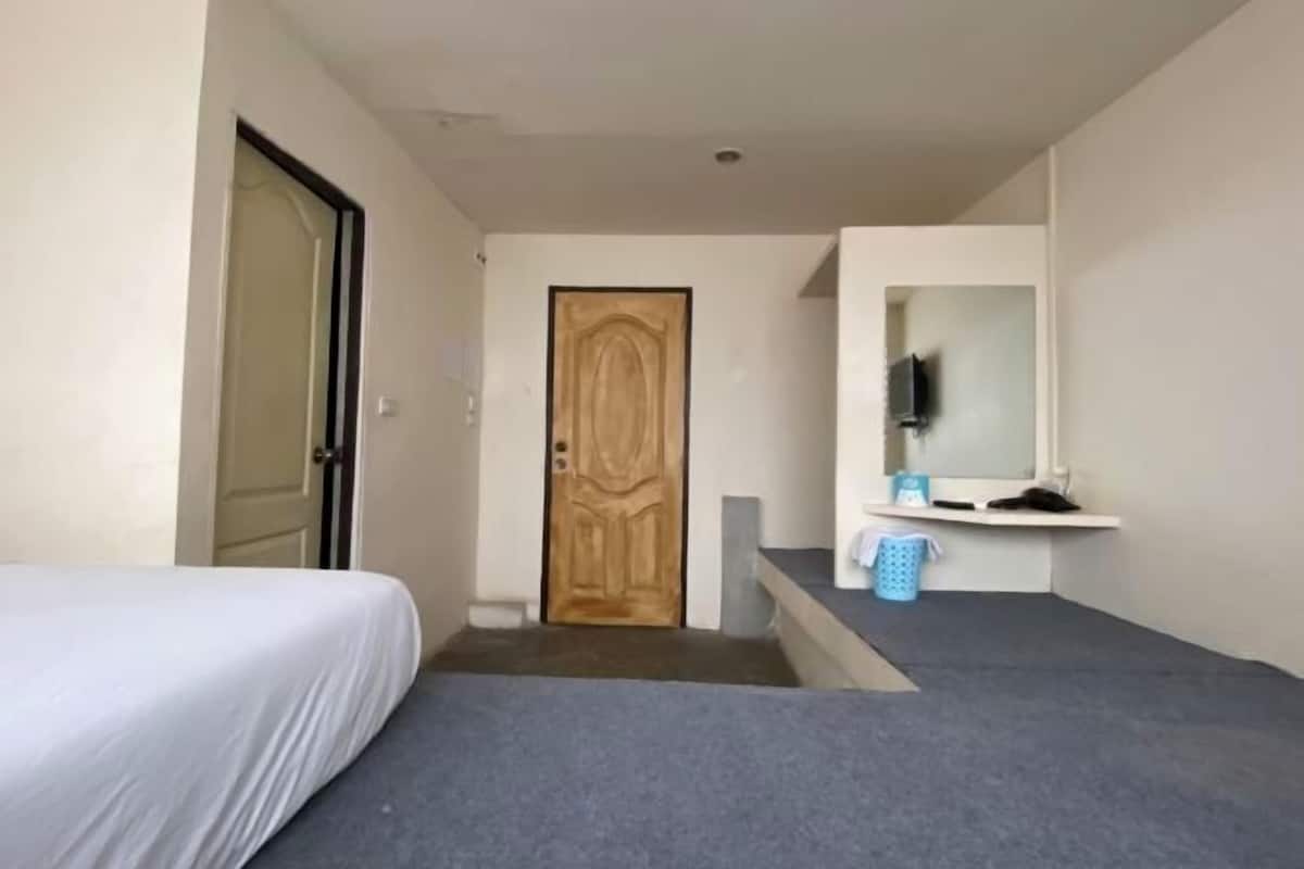 Escritorio, insonorización, wifi gratis y ropa de cama