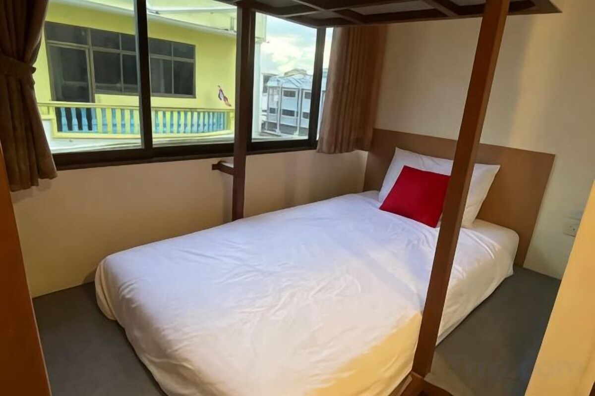 Desk, soundproofing, free WiFi, bed sheets