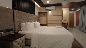 Superior Room, 1 King Bed, Sea View | 1 bedroom, free minibar, in-room safe, individually furnished