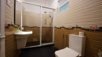 Shower, hydromassage showerhead, free toiletries, hair dryer