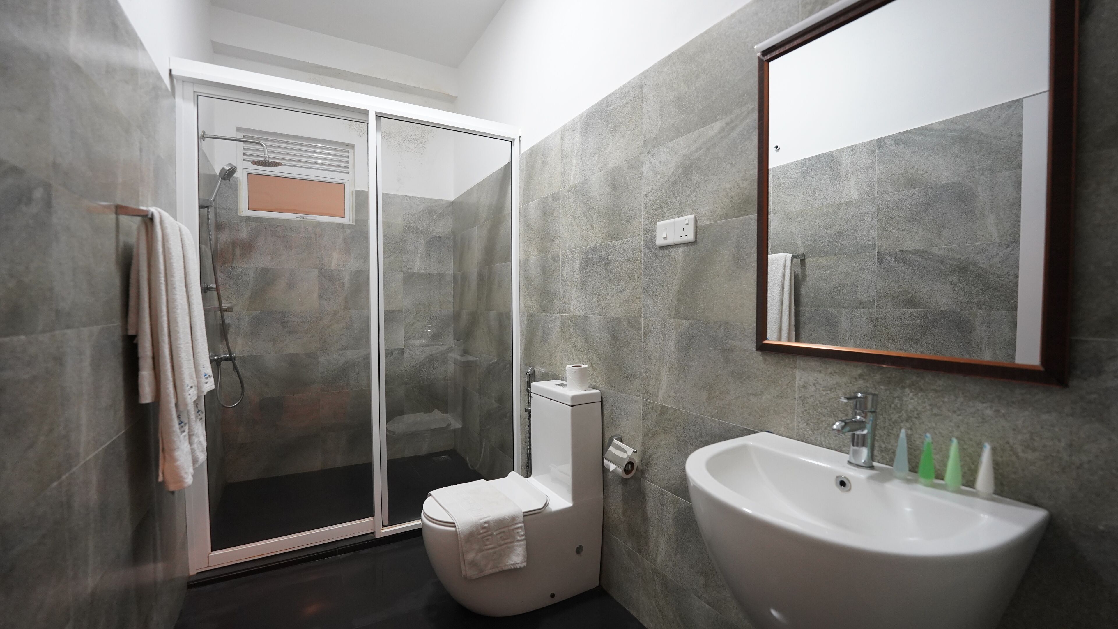 Deluxe Room with Ocean view and Balcony | Baño | Regadera, regadera con hidromasaje, amenidades de baño gratuitas 