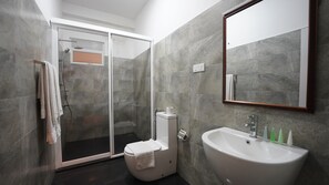 Deluxe Room with Ocean view and Balcony | Bathroom | Shower, hydromassage showerhead, free toiletries, hair dryer