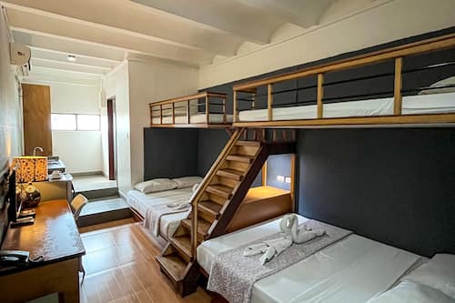 Een bureau, gratis wifi, beddengoed