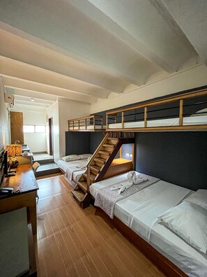 Escritorio, wifi gratis y ropa de cama