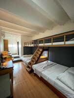 Escritorio, wifi gratis y ropa de cama 