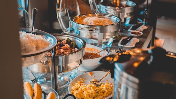 Montaje de buffet con diversos alimentos y utensilios.