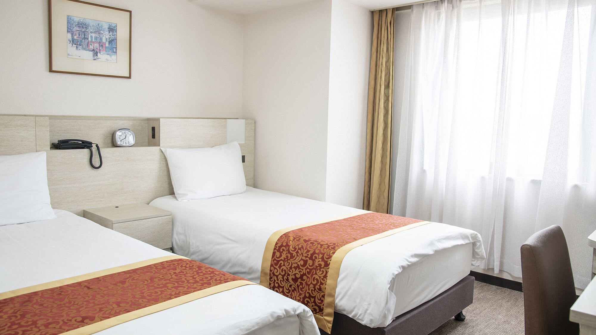 Tabla de planchar con plancha, wifi gratis y ropa de cama 