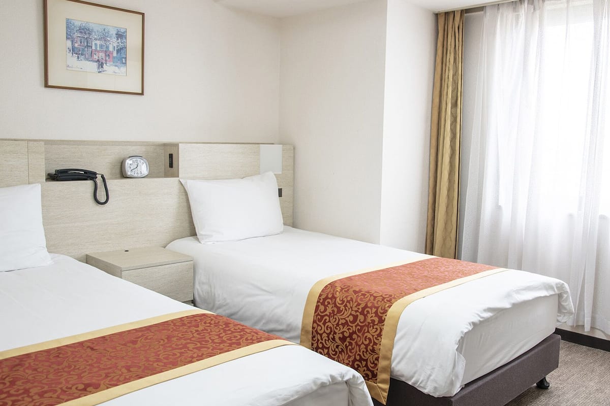 Tabla de planchar con plancha, wifi gratis, ropa de cama