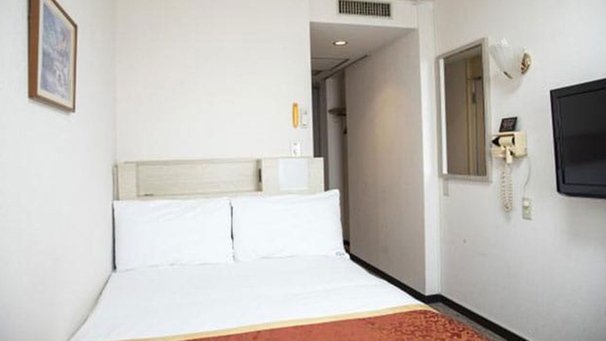 Tabla de planchar con plancha, wifi gratis y ropa de cama 
