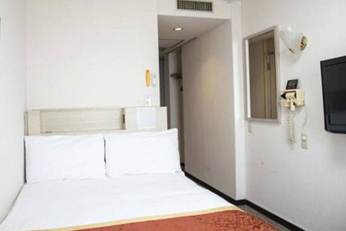 Tabla de planchar con plancha, wifi gratis, ropa de cama