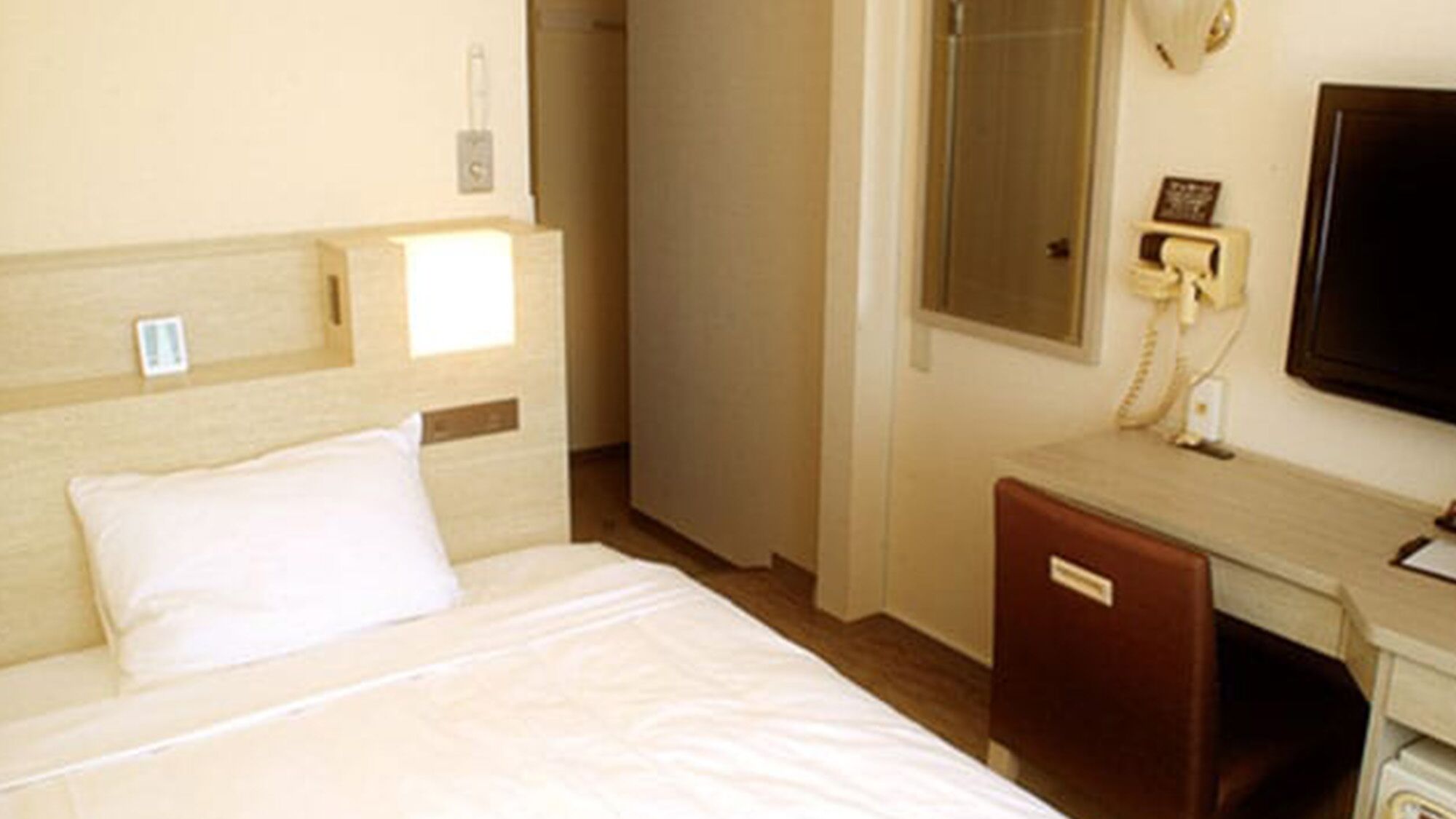 Tabla de planchar con plancha, wifi gratis y ropa de cama 