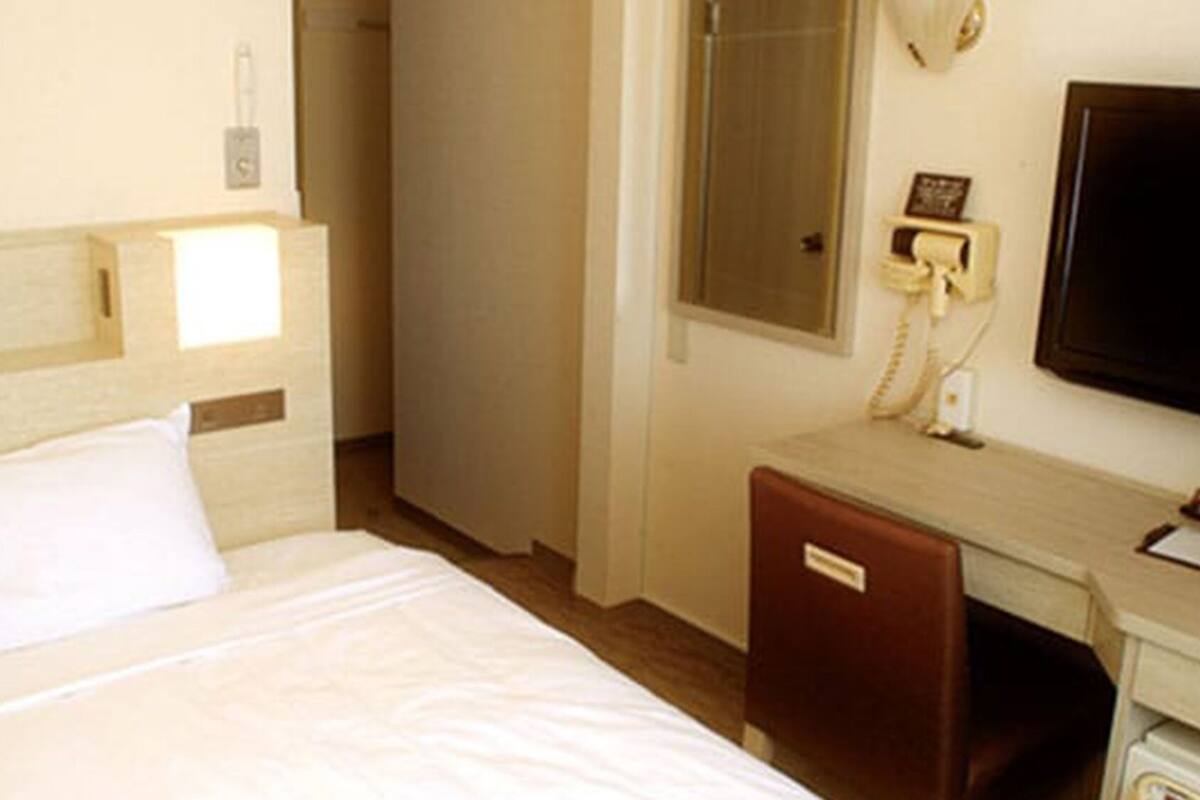 Tabla de planchar con plancha, wifi gratis, ropa de cama