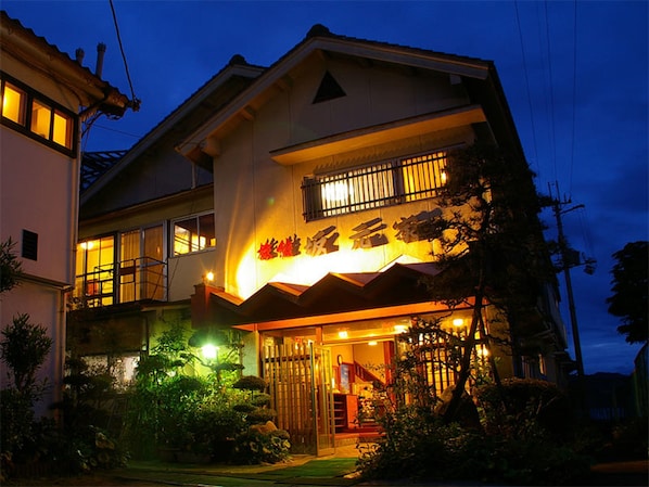 Fachada da propriedade à noite
