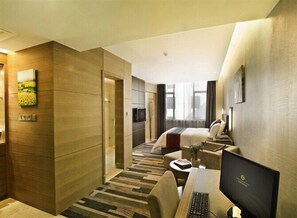 Executive Queen Room | Minibar, in-room safe, desk, blackout drapes - Gold Bridge Garden Hotel Xiamen (Xiamen)