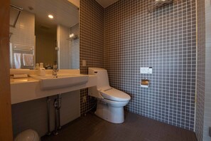 Combined shower/bathtub, free toiletries, hair dryer, towels - Holiday Niseko Shiki and Koyuki (Kutchan)
