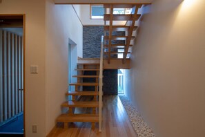 3 多间卧室、办公桌、免费折叠床/加床、免费 WiFi