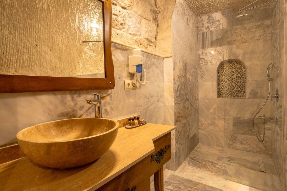 honeymoon suite, terrace, valley view | bathroom | free toiletries, hair dryer, slippers, bidet