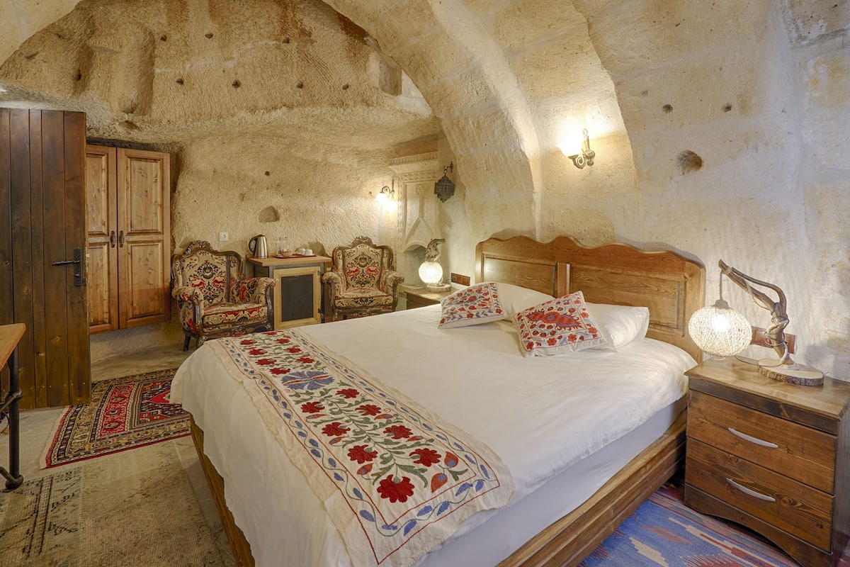 Standard Room, 1 Bedroom, Courtyard View | 1 bedroom, individually furnished, desk, laptop workspace