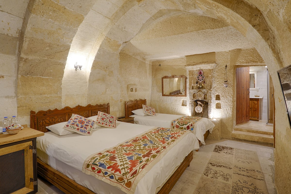 Standard Triple Room, Courtyard View | 1 bedroom, individually furnished, desk, laptop workspace