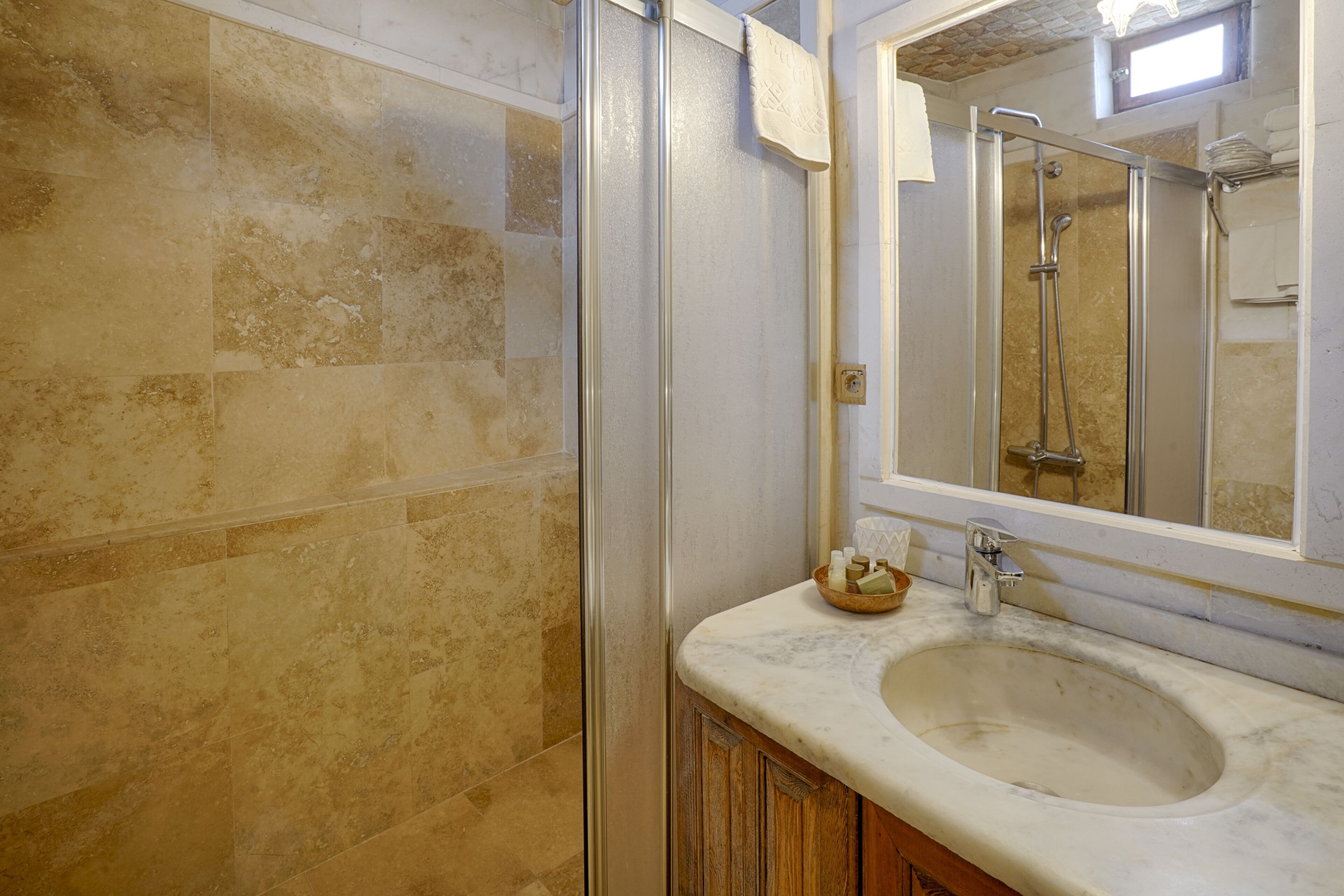 cave suite, hill view | bathroom | free toiletries, hair dryer, slippers, bidet