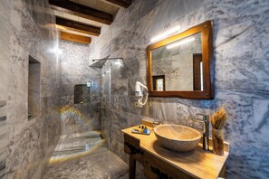 Luxury Double Room, Bathtub, Valley View | Bathroom | Free toiletries, hair dryer, slippers, bidet - Tulip Cave Suites (Nevsehir)