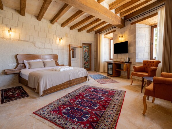 Luxury Double Room, Bathtub, Valley View