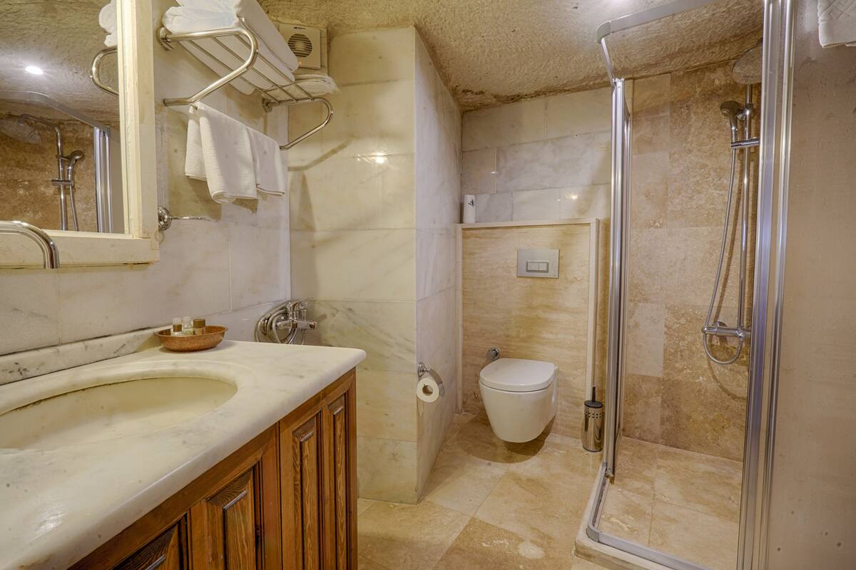 deluxe room, balcony, hill view | bathroom | free toiletries, hair dryer, slippers, bidet
