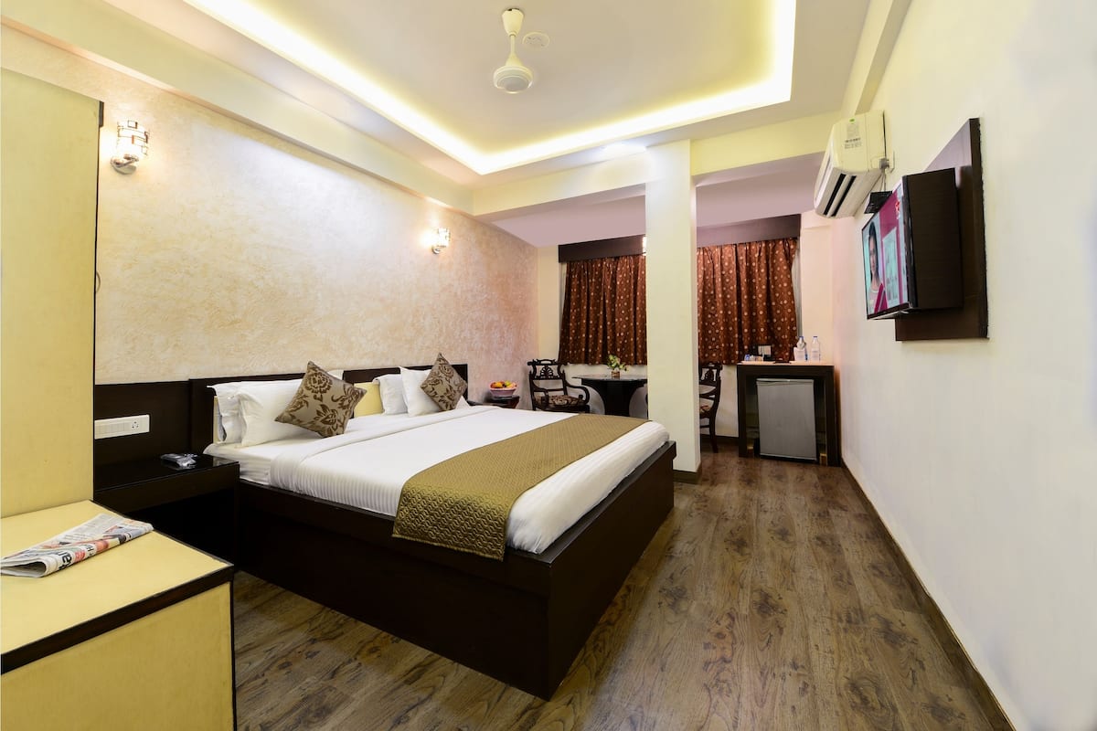 Flat-screen TV, fireplace, pay movies