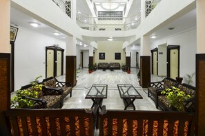 Lobby sitting area - Hotel Ashish Palace (Agra)
