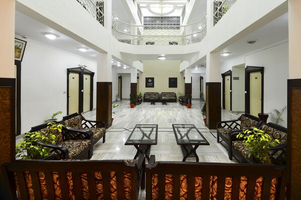 Lobby sitting area - Hotel Ashish Palace (Agra)