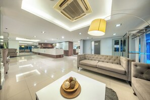 Quầy tiếp tân