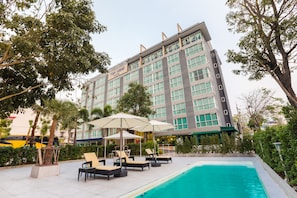 Outdoor pool - Top View Hotel (Si Racha)