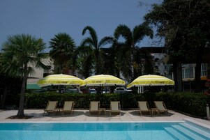 Una piscina al aire libre