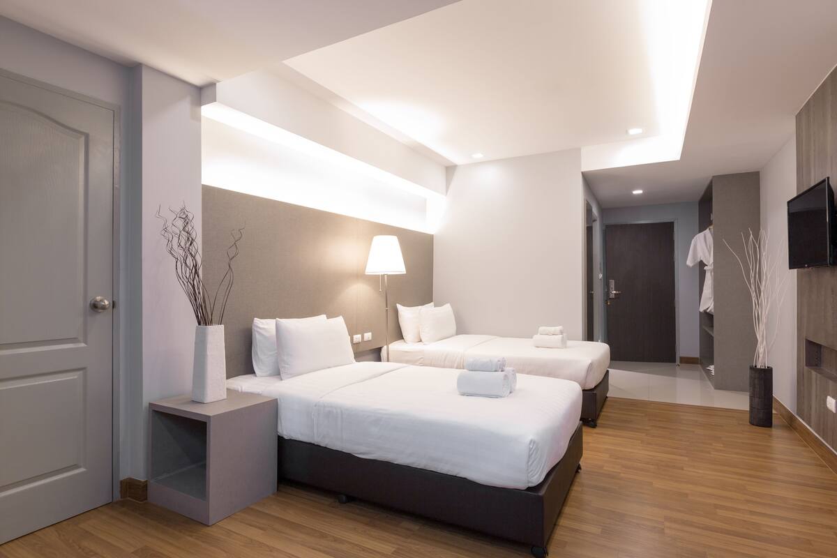Deluxe   | Desk, blackout drapes, WiFi (free), individually furnished
