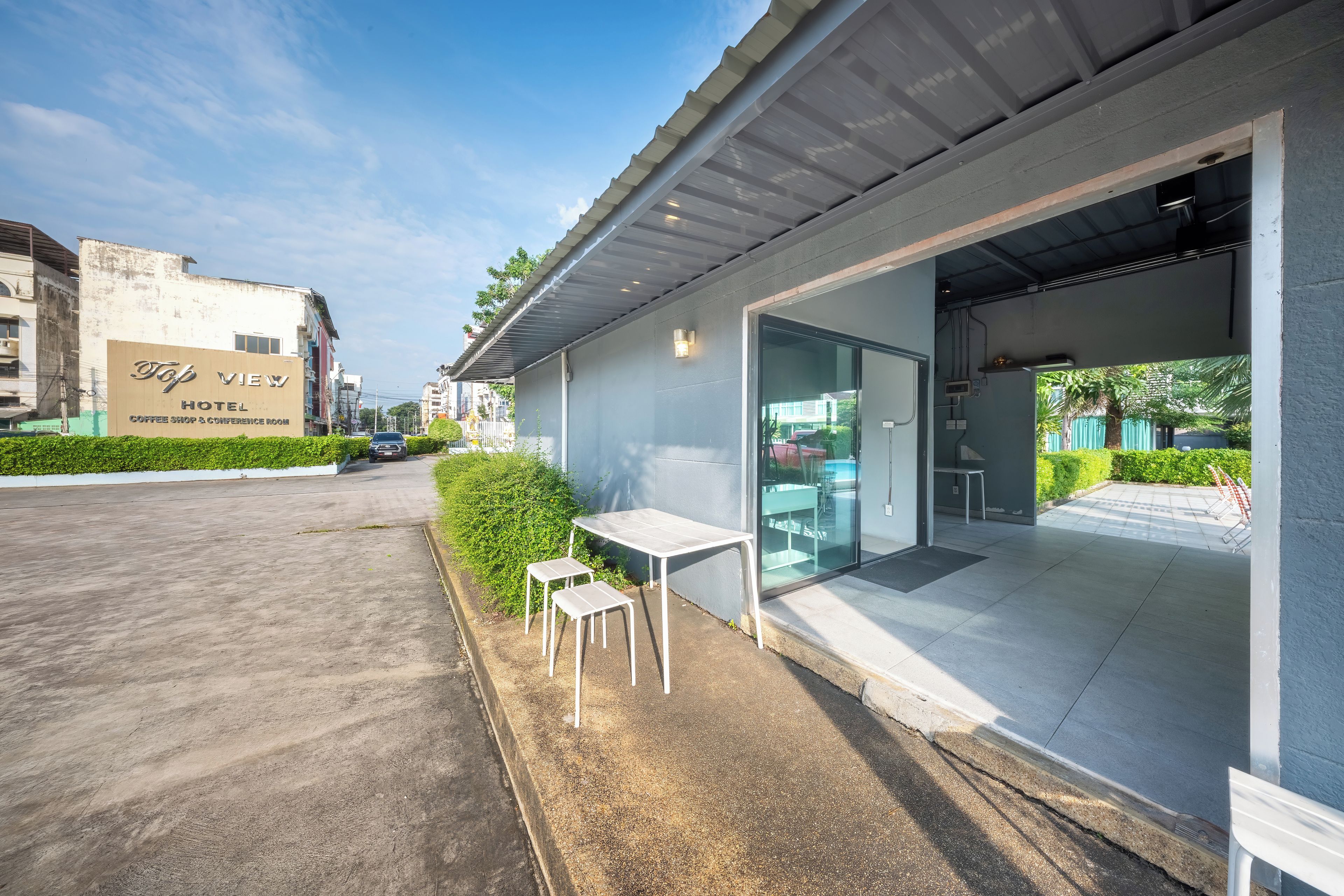 Un hôtel appelé « Top View », doté d’un café et d’une salle de conférence.
