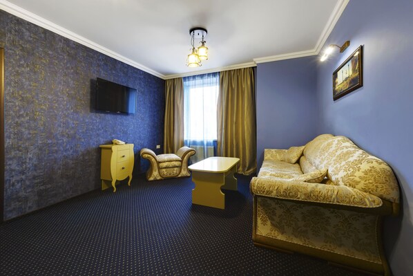 Suite | Minibar, in-room safe, desk, blackout drapes