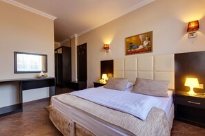 Chambre Confort double ou avec lits jumeaux | Minibar, coffre-fort, bureau, rideaux d’obscurcissement