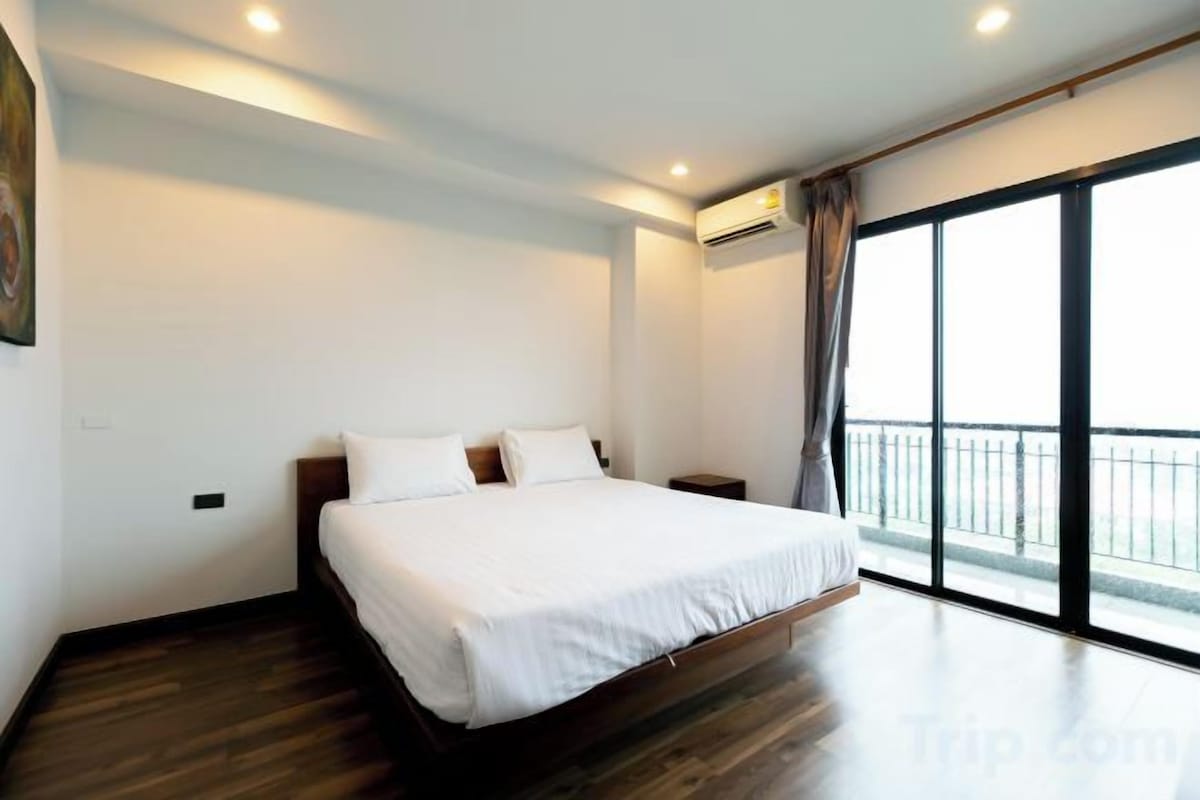 Escritorio, cortinas blackout, wifi gratis y ropa de cama 